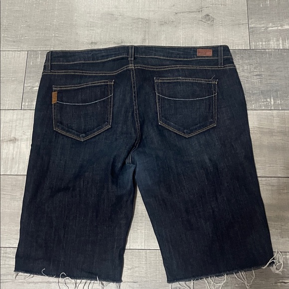 Paige Jax Knee Shorts Size 32 Raw hem Cut Off Jean Shorts Dean Dark Wash - Picture 4 of 4